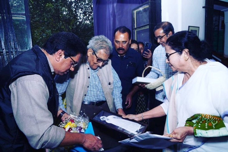 Visva-Bharati row: Mamata Banerjee hands over land documents to Amartya Sen