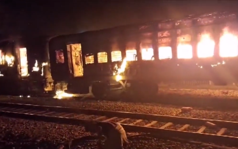 Uttar Pradesh: 19 injured as sleeper coach of Vaishali Express catches fire