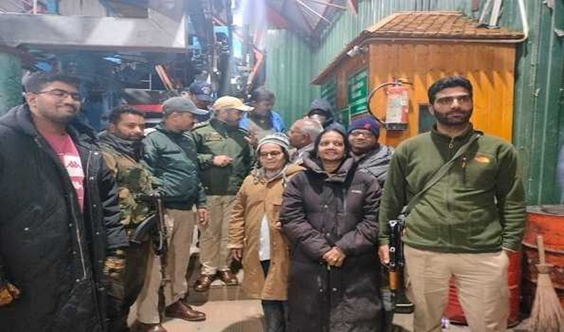 Kashmir: Police rescue 250 tourists stuck in Gulmarg
