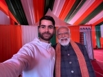 Kashmiri apiculturist clicks selfie with PM Modi in Srinagar