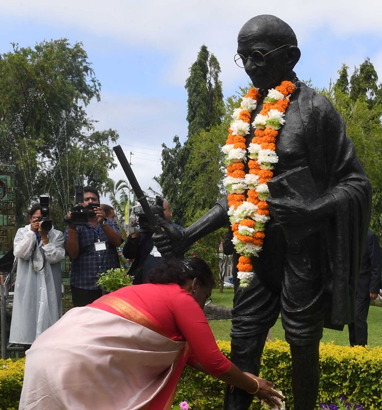 Droupadi Murmu visits Mahatma Gandhi Institute, pays floral tribute to the statue of 'Father of the Nation'