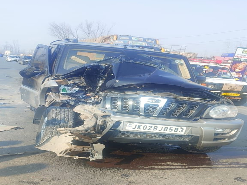 Jammu Kasmir: Narrow escape for Mehbooba Mufti in car accident