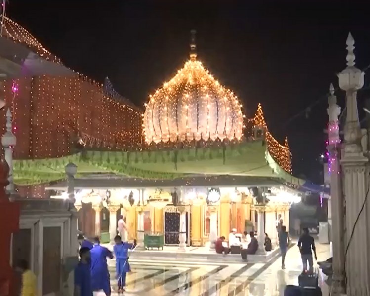 The iconic dome of Nizamuddin Dargah illuminated with vibrant yellow lights. (Imge courtesy: YouTube video grab)