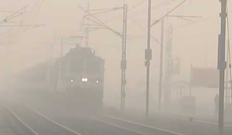 Dense fog engulfs parts of North India, 28 trains running behind schedule