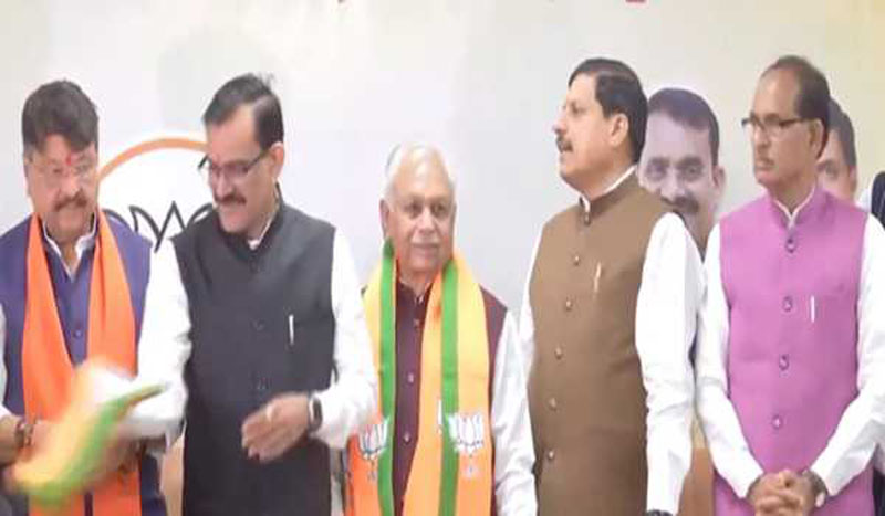 Madhya Pradesh: Senior Congress leader Suresh Pachouri joins BJP