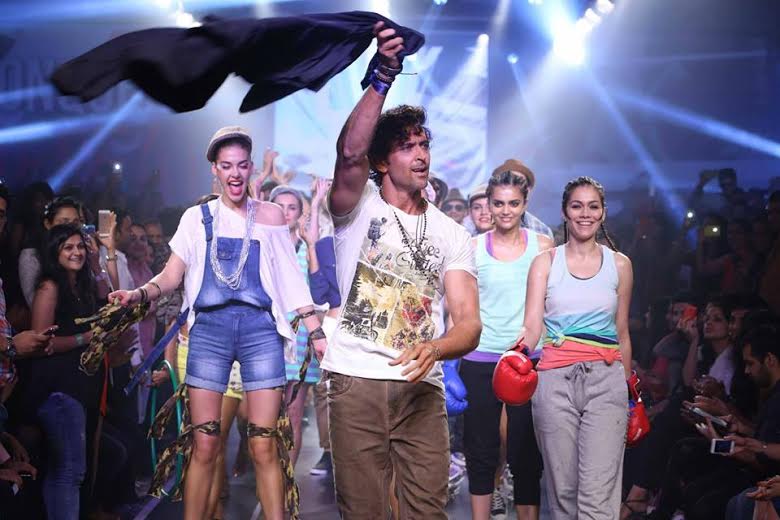 Hrithik Roshan walks the ramp for his brand HRX at the Myntra Fashion Weekend!