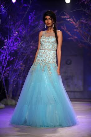 Esha Gupta walks for Jyotsna Tiwari at IBFW