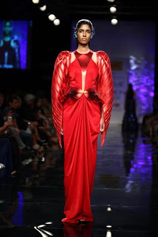 Sushmita Sen walks ramp in Lakme Week