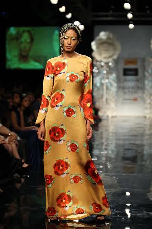 Shilpa Shetty walks the ramp at Lakme Fashion Week