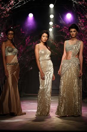 Esha Gupta walks for Jyotsna Tiwari at IBFW