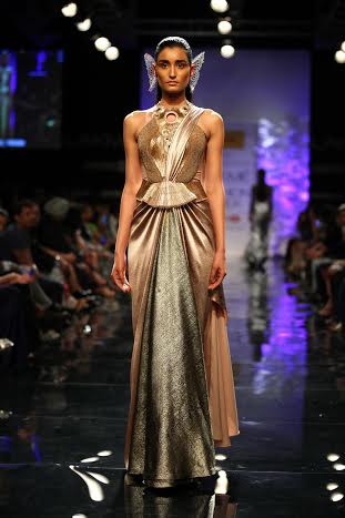 Sushmita Sen walks ramp in Lakme Week