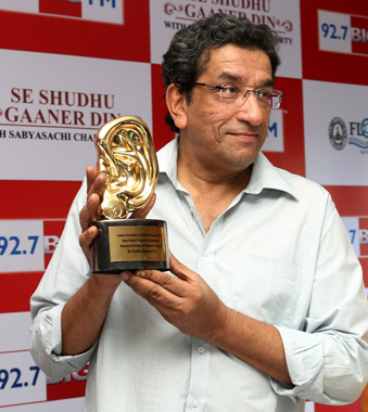 Sabyasachi Chakraborty and 92.7 Big FM celebrate award win