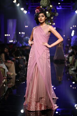 LFW Grand Finale: Kareena, Varun walk ramp for Manish Malhotra