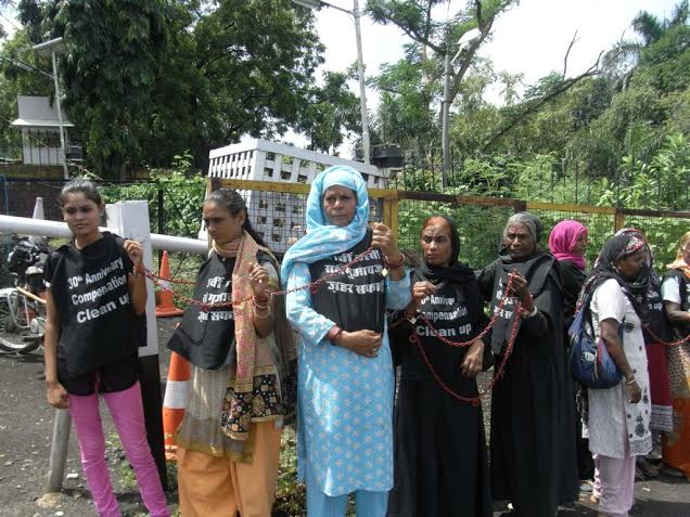 Bhopal Gas victims chain themselves to CM's house demanding compensation