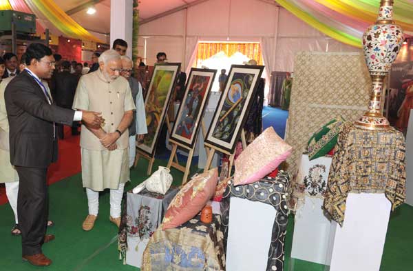 Modi being received by the Governor of Uttar Pradesh