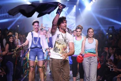 Hrithik Roshan walks the ramp for his brand HRX at the Myntra Fashion Weekend!