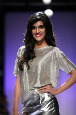 Kriti Sanon walks the ramp at Lakme Fashion Week 