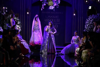 LFW Grand Finale: Kareena, Varun walk ramp for Manish Malhotra