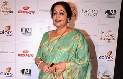  Kirron Kher accompanies father who casts his vote