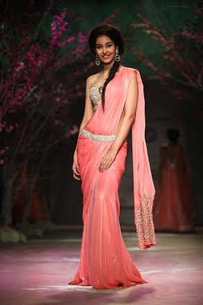 Esha Gupta walks for Jyotsna Tiwari at IBFW
