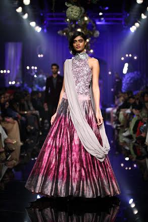 LFW Grand Finale: Kareena, Varun walk ramp for Manish Malhotra