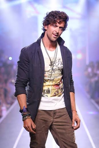 Hrithik Roshan walks the ramp for his brand HRX at the Myntra Fashion Weekend!