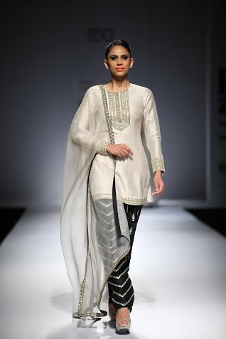 Actress Aditi Rao walks for Payal Singhal at WLIFW