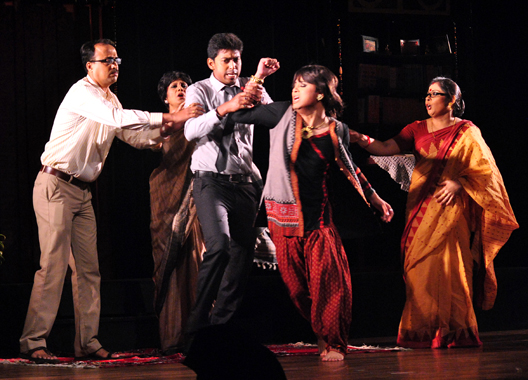 Stage tribute to filmmaker Rituparno