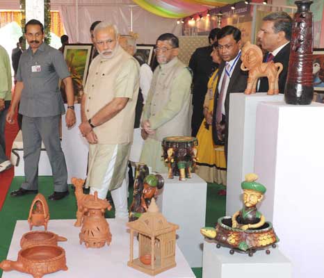 Modi being received by the Governor of Uttar Pradesh