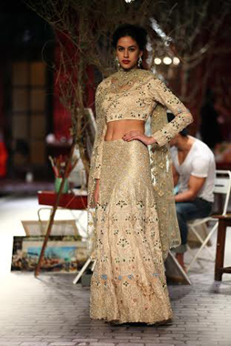 Lisa Haydon walks ramp for Monisha Jaising