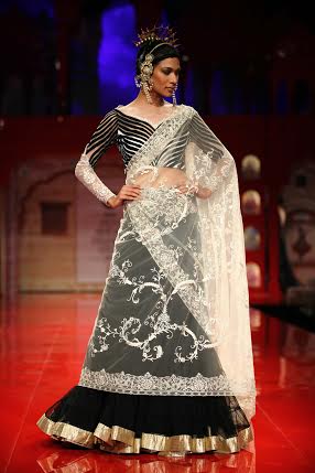 Kangana walks for Suneet Varma at IBFW