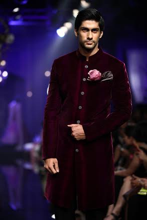 LFW Grand Finale: Kareena, Varun walk ramp for Manish Malhotra