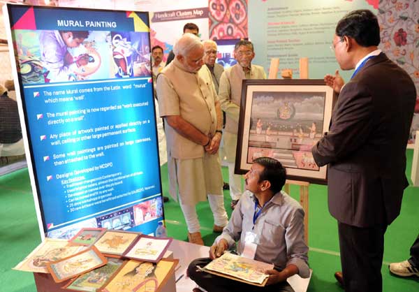 Modi being received by the Governor of Uttar Pradesh