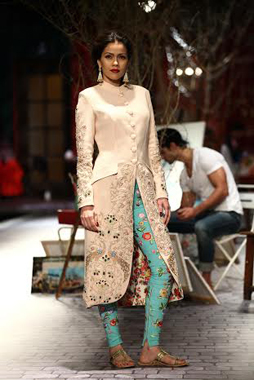 Lisa Haydon walks ramp for Monisha Jaising