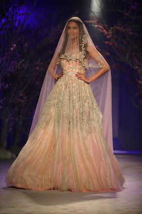 Esha Gupta walks for Jyotsna Tiwari at IBFW