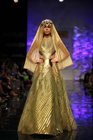 Sushmita Sen walks ramp in Lakme Week