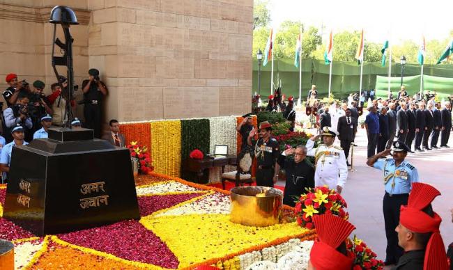 President lays wreath at Amar Jawan Jyoti