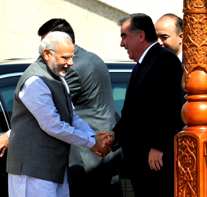 Narendra Modi being received by the President of Tajikistan