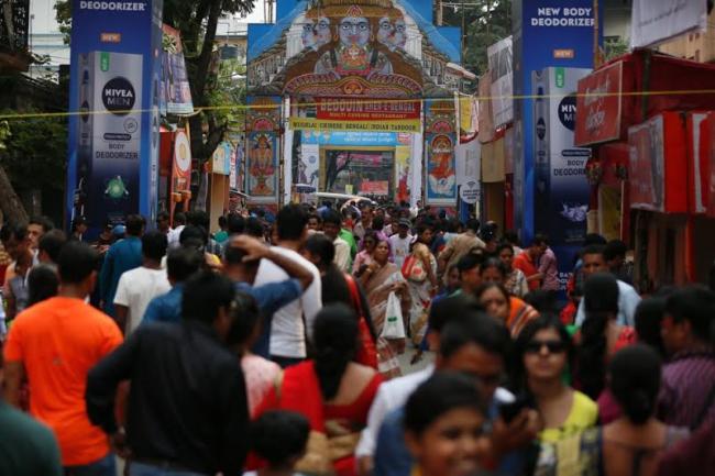People make most of Maha Nabami in Kolkata