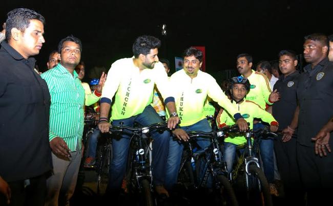 Abhishek attends 'Nashik Peloton'  cycling race