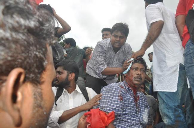 Left protesters clash with police in Kolkata 