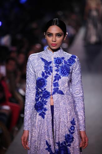 Manish Malhotra's collection sizzles LFW