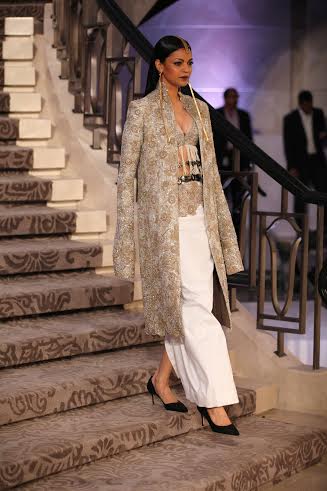 Anamika Khanna's collection showcased in LFW 