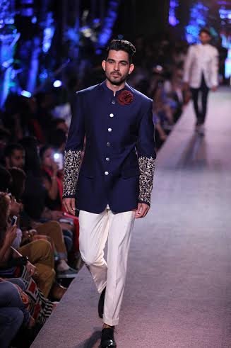 Manish Malhotra's collection sizzles LFW
