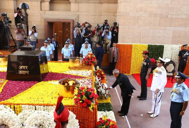 President lays wreath at Amar Jawan Jyoti