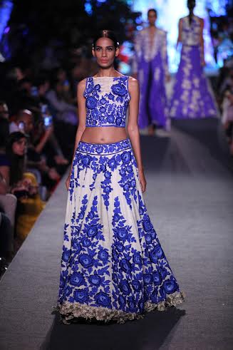 Manish Malhotra's collection sizzles LFW