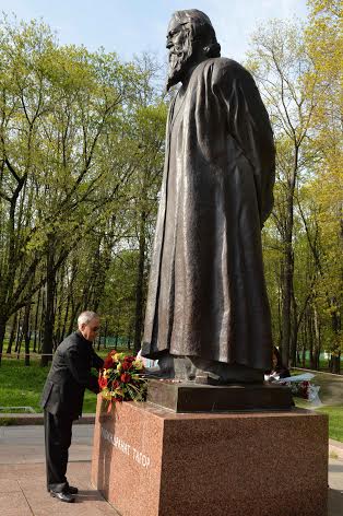 President pays tribute to Tagore in Russia