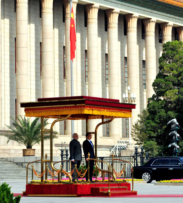 Narendra Modi with the Chinese Premier, Mr. Li Keqiang, during the Ceremonial Welcome