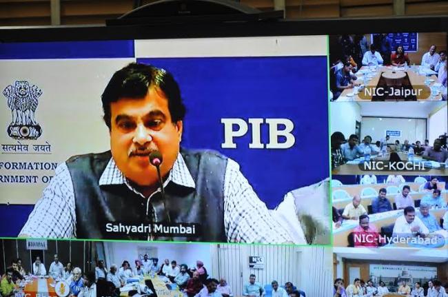 Gadkari interacting with media persons in Kolkata