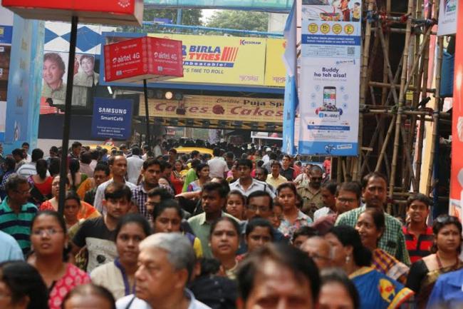 People make most of Maha Nabami in Kolkata